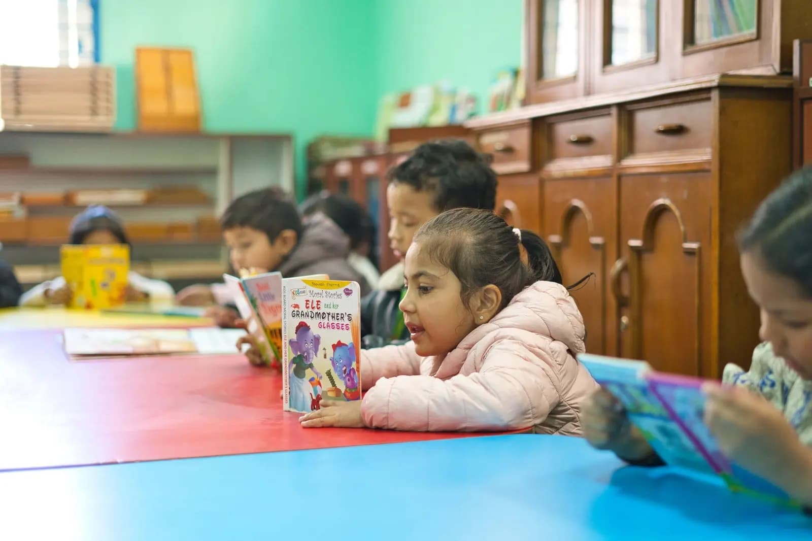 UKG children reading together